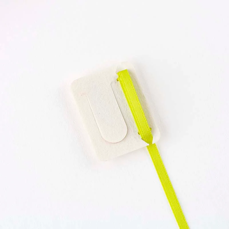 Hobonichi | Punto de Libro Clip Bordado Yumi Kitagishi White Cat - Image 4