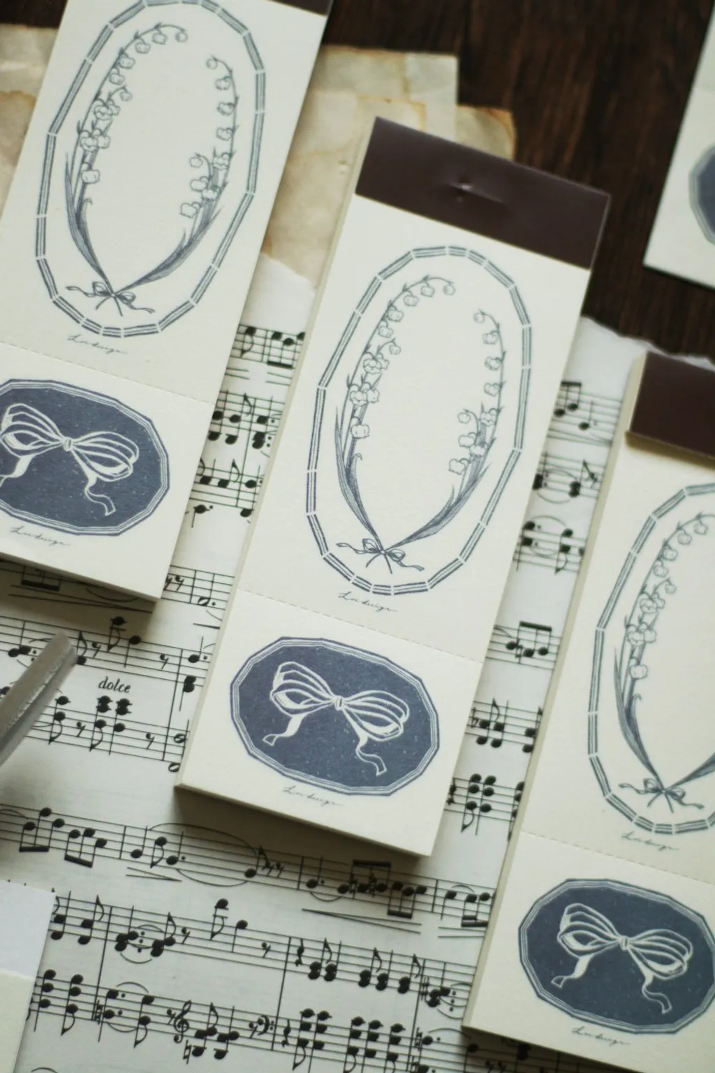 Loi Design | Bloc de Notas Collecting Lily of the Valley - Image 5