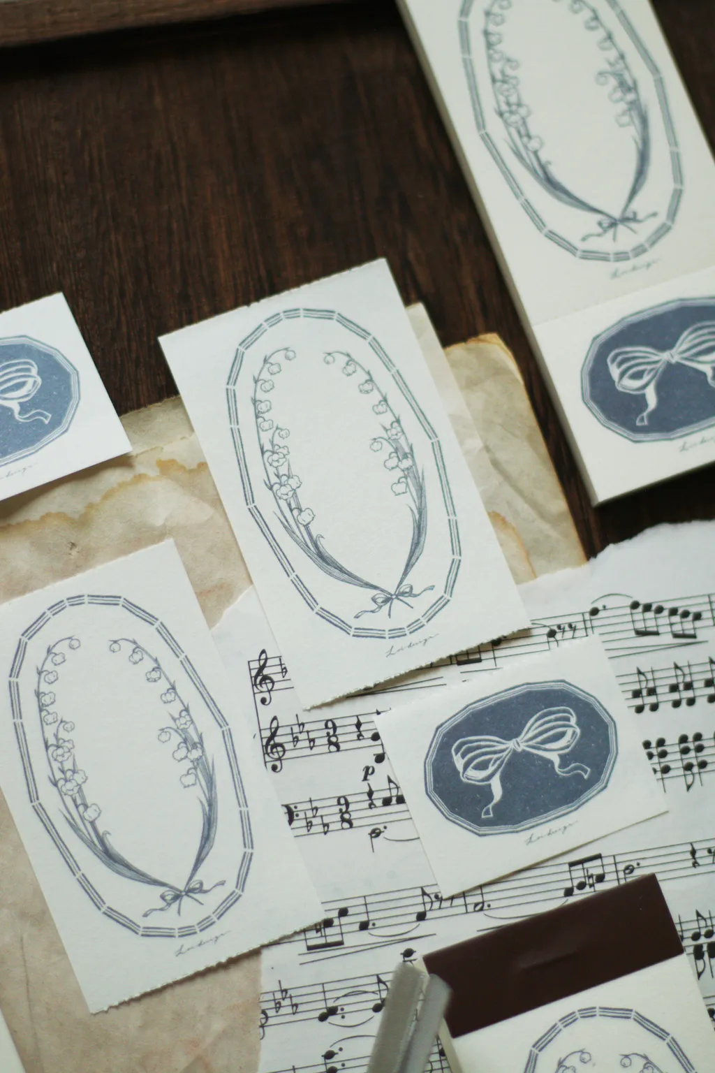Loi Design | Bloc de Notas Collecting Lily of the Valley - Image 6