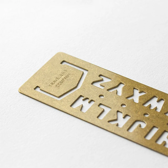 Traveler's Company | Marcapáginas Brass Template Alphabet - Image 3