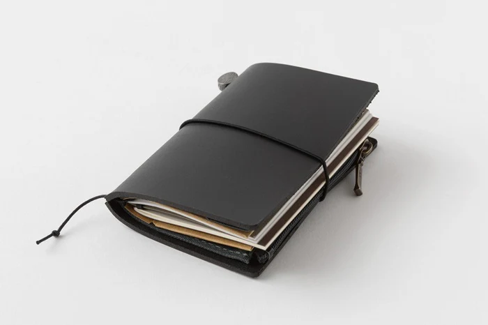 Traveler's Company | Set Cuaderno Traveler's Notebook Card 20º Aniversario Black - Image 12