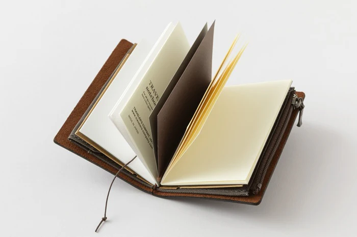 Traveler's Company | Set Cuaderno Traveler's Notebook Card 20º Aniversario Brown - Image 12