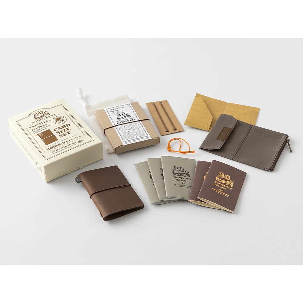 Traveler's Company | Set Cuaderno Traveler's Notebook Card 20º Aniversario Brown - Image 2